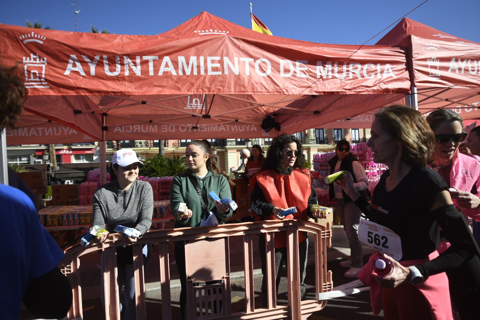 Imágenes de ambiente de la Carrera de la Mujer de Murcia