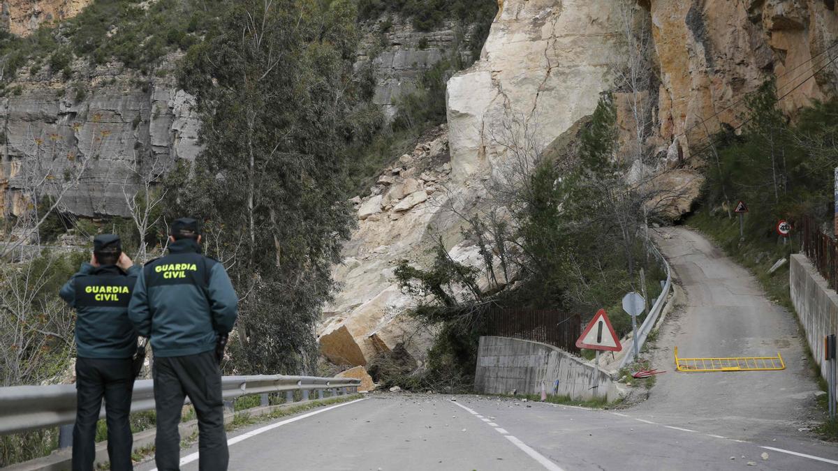 Desprendimiento de rocas en Cortes de Pallás sobre la carretera de acceso al pueblo en 2014