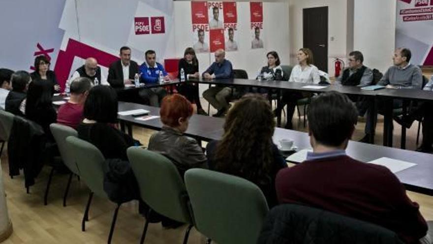 Respaldo unánime del PSOE al alcalde, pero críticas por no haber «cortado» antes