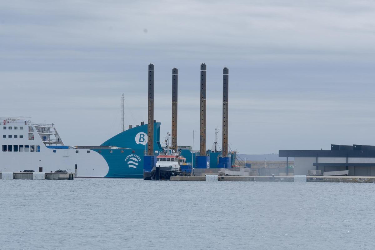 Vista de la platafarorma flotante NP497 amarrada en el Dique del Oeste del Puerto de Palma