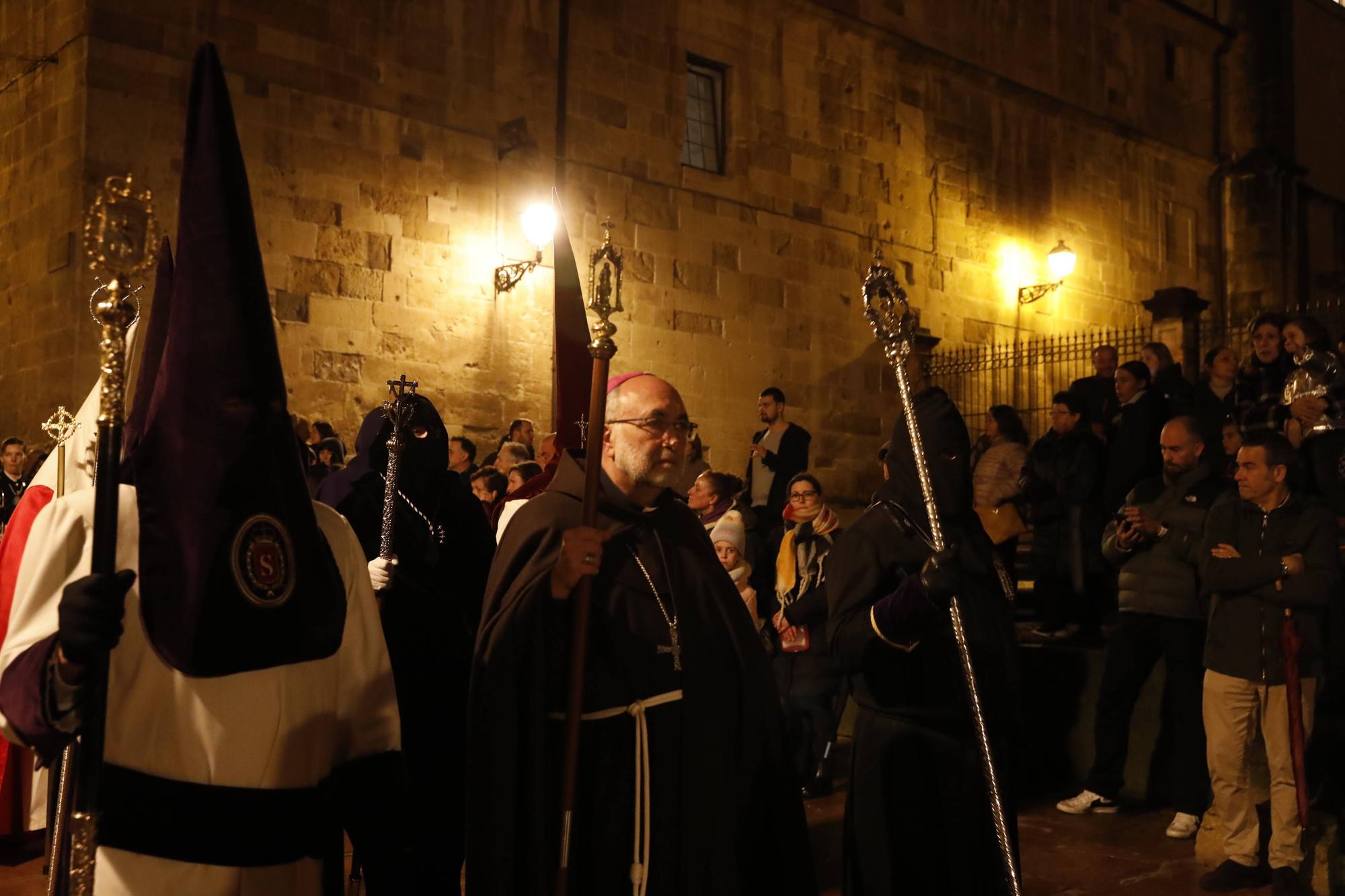 En imágenes | Procesión del Silencio por la calles de Oviedo