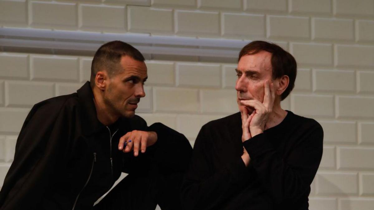 Igor Yebra y Eusebio Poncela, anoche, en el estreno avilesino de «El beso de la mujer araña». | Mara Villamuza