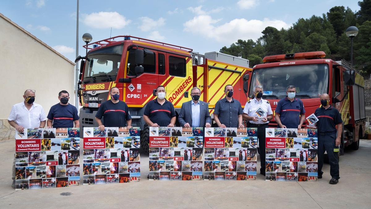 El presidente de la Diputación José Martí en el acto de homenaje a los bomberos voluntarios en Llucena, junto al diputado Abel Ibáñez