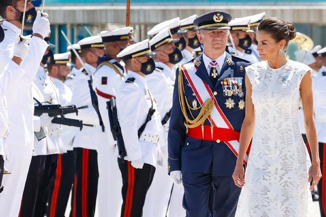 La reina Letizia, con vestido blanco de encaje, en la Entrega de la Bandera Nacional