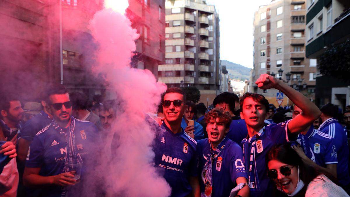 Ambiente de las aficiones en los prolegómenos del derbi