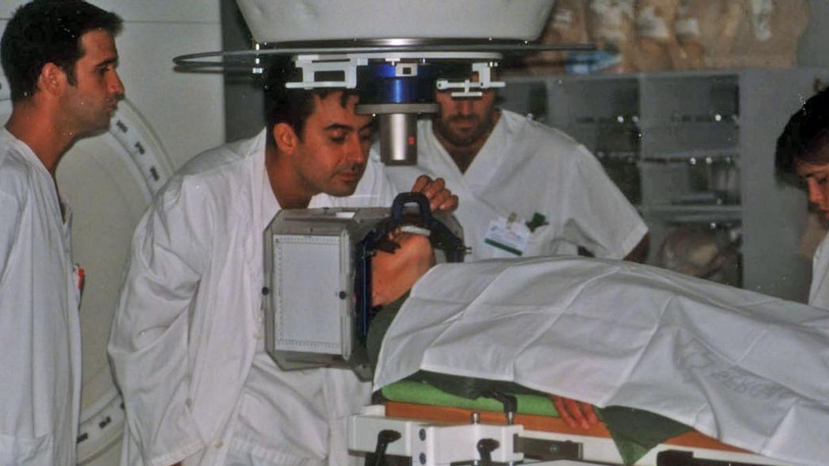 Sanitarios atienden a un paciente al poco de abrir la unidad, a finales de los noventa.