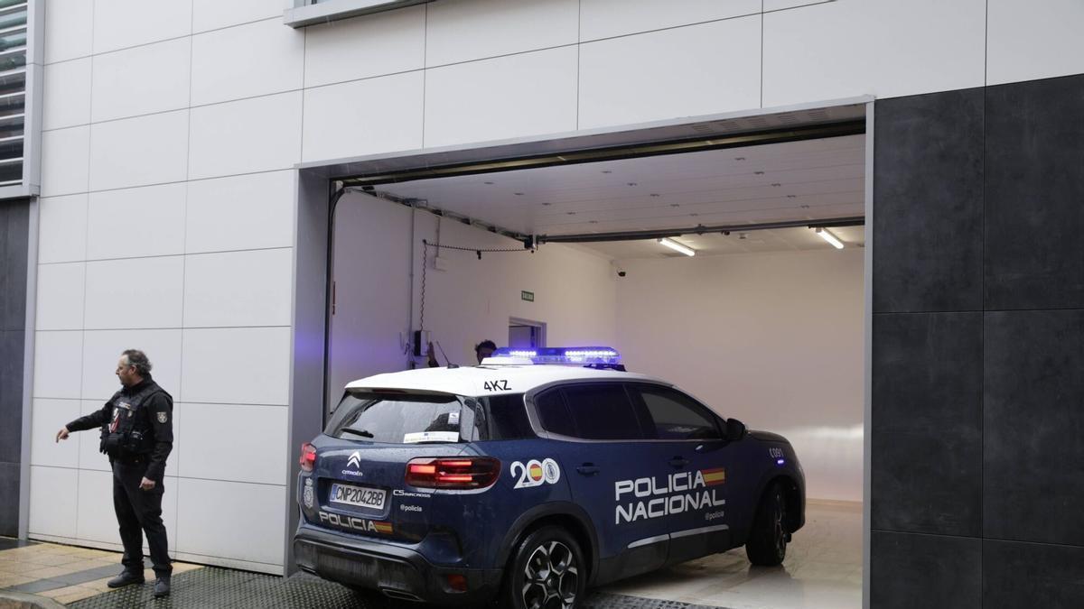El detenido por la reyerta mortal de Langreo ya declara ante el juez tras llegar en medio de un gran dispositivo policial