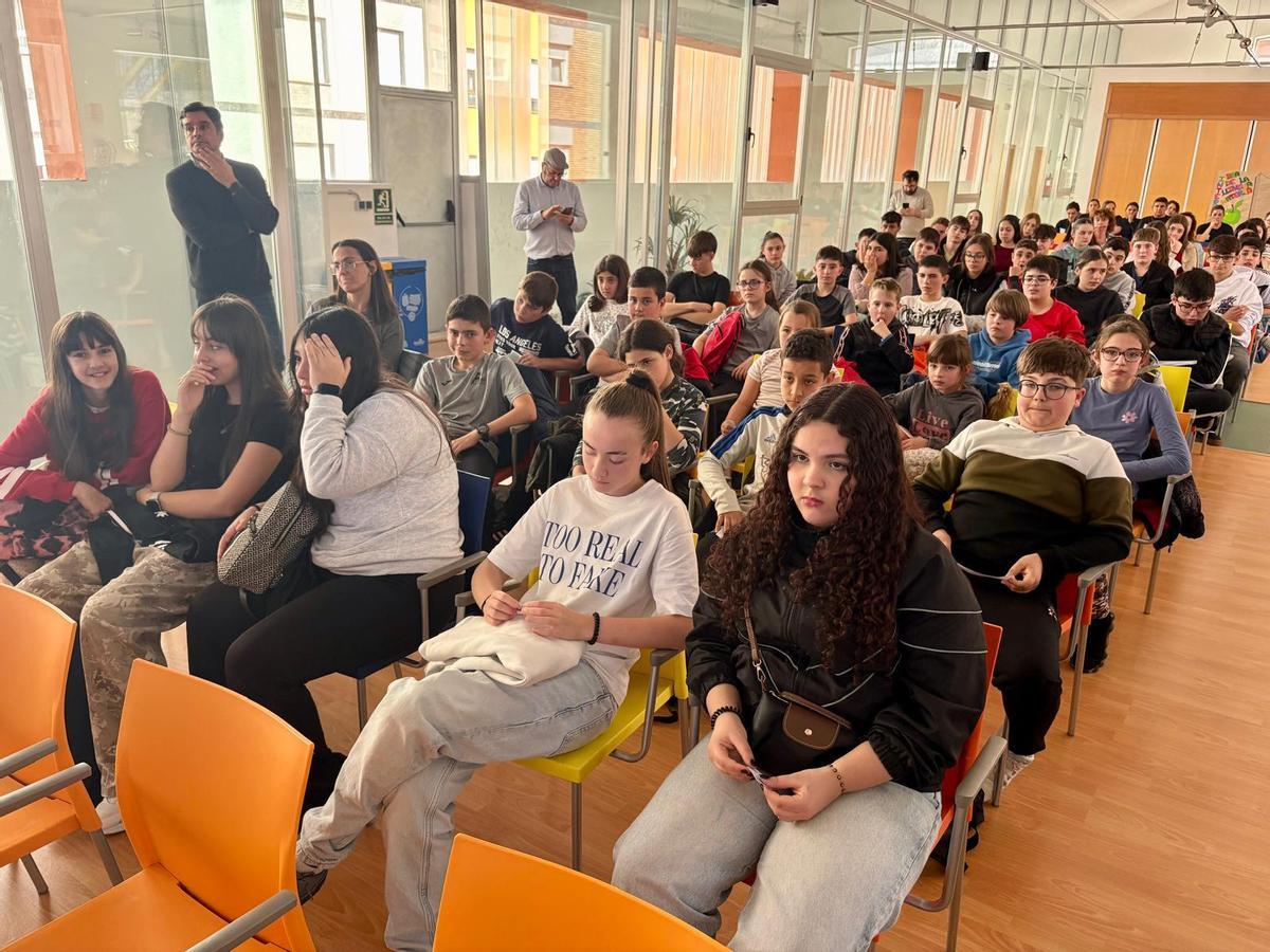 Estudiantes en el Día Internacional de la Llingua Materna en Sotrondio