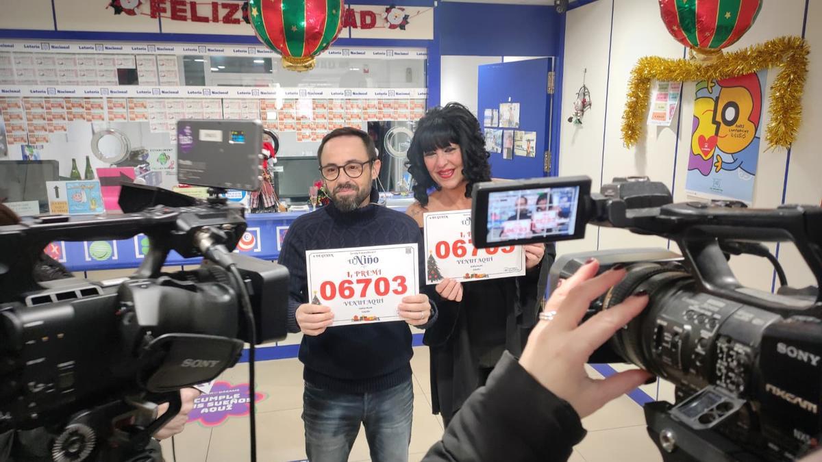 Amadeu Jové y Monica Serrano, de la administración Doña Pilar de Salou (Tarragonès), al conocerse el primer premio del Niño 2026.