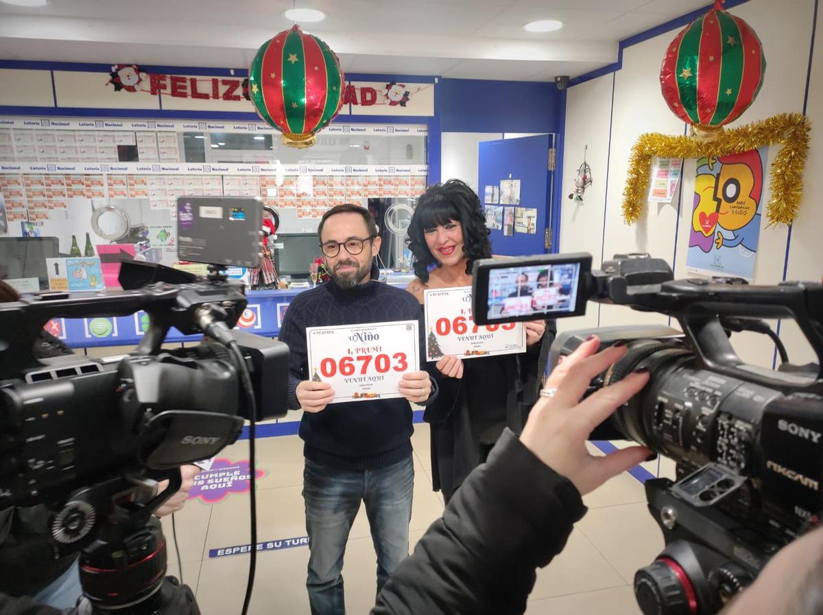 Amadeu Jové y Monica Serrano, de la administración Doña Pilar de Salou (Tarragonès), al conocerse el primer premio del Niño 2026.