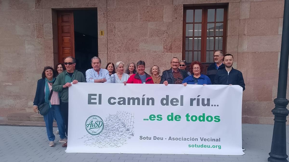 Vecinos de Sotu Deu, este jueves, a la puerta del Ayuntamiento de Parres.