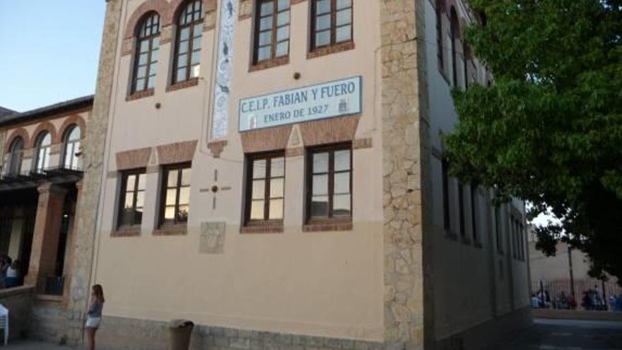 Detalle del edificio de las escuelas tras el cambio de ventanas.