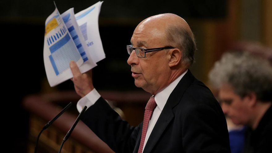 El juez de Tarragona notifica a Montoro y a su equipo en Hacienda la imputación por amañar leyes para favorecer a empresas gasísticas