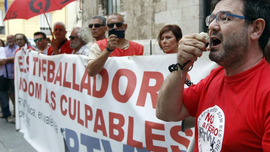 Extrabajadores de RTVV protestan hoy a las puertas de la Generalitat.
Foto: Miguel Ángel Montesinos