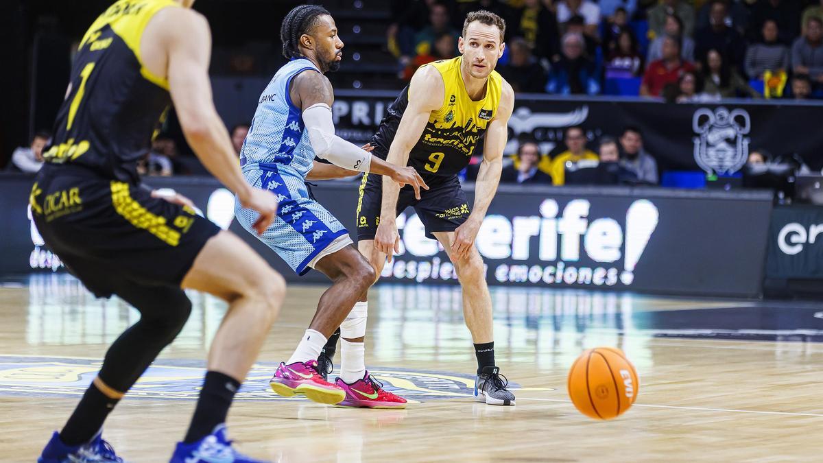 Huertas pasa el balón a Kramer en una acción del Canarias-Andorra.