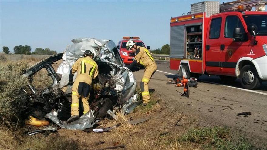 Un muerto al chocar de frente una furgoneta y un camión en la N-II