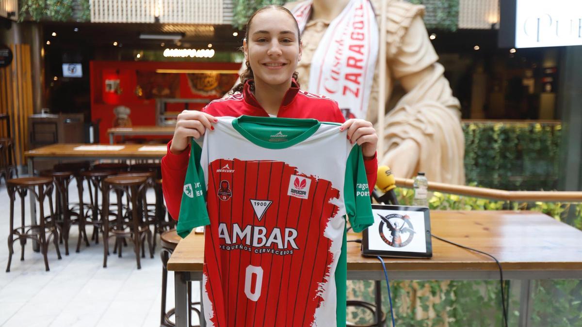Carla leite posa con la camiseta de entrenamiento exclusiva que usará el Casademont en la Supercopa.