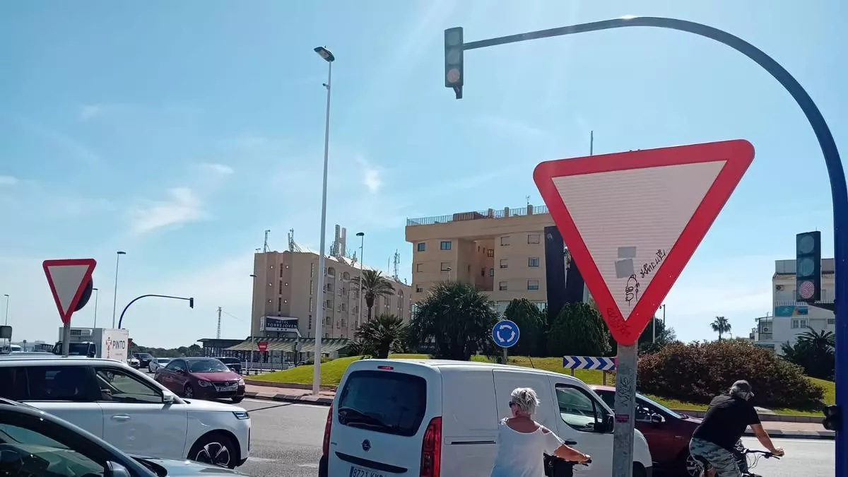 Los atascos protagonizan la puesta en marcha de los semáforos inteligentes en la rotonda de Punta Prima en Torrevieja