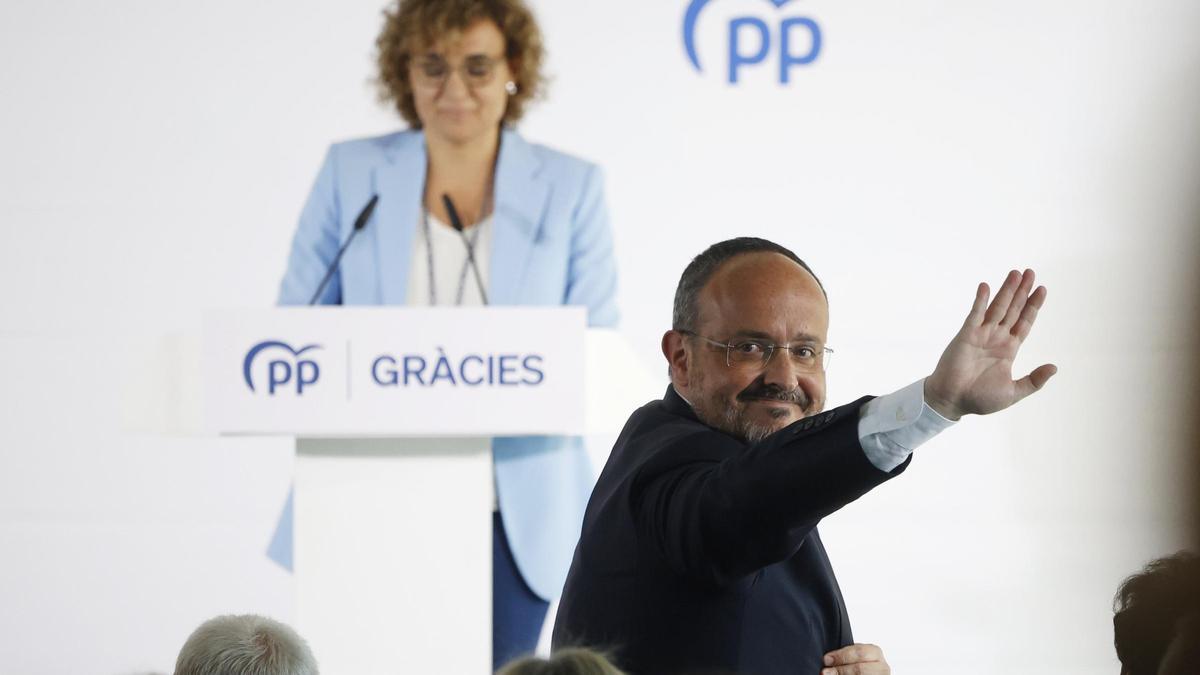 Alejandro Fernández, candidato del PPC a las elecciones catalanas, junto a Dolors Montserrat, candidata del PP a los comicios europeos, tras la reunión de la Junta Directiva del PP en Catalunya