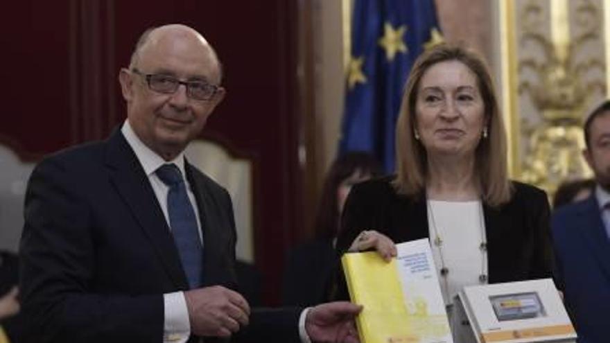 Montoro entregando ayer las cuentas a la presidenta del Congreso.