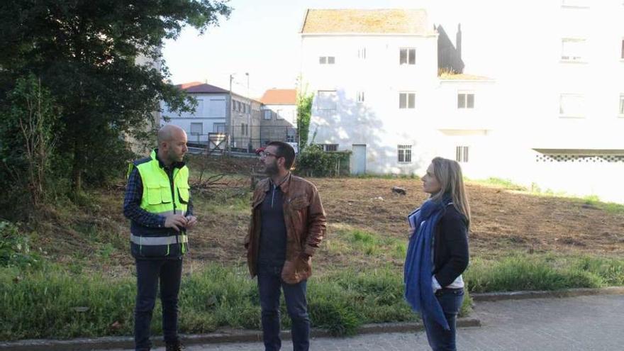 Vilariño (centro) visitó ayer el entorno del parque situado entre las calles F y Maruja Gutiérrez.