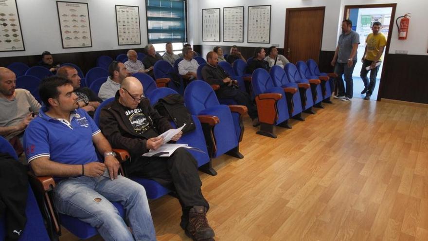 Asistentes a la reunión de la Federación Provincial de Cofradías. // Lores