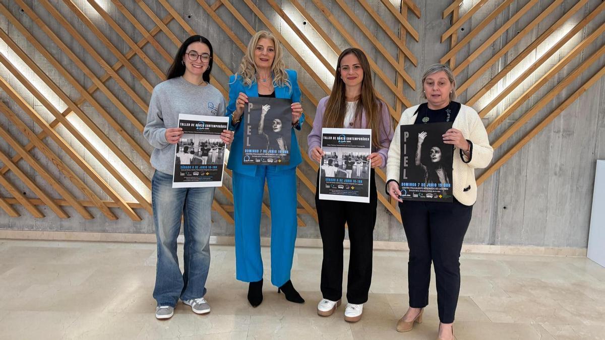 Por la izquierda, Eva Campos, de la compañía, la edil Aurora Cienfuegos, Gloria Borge, también del grupo de danza, e Isabel González, directora de la Fundación Municipal de Cultura de Siero.