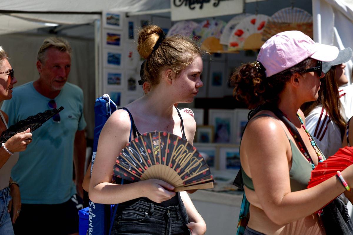 El emblemático mercadillo hippie de Punta Arabí, en imágenes