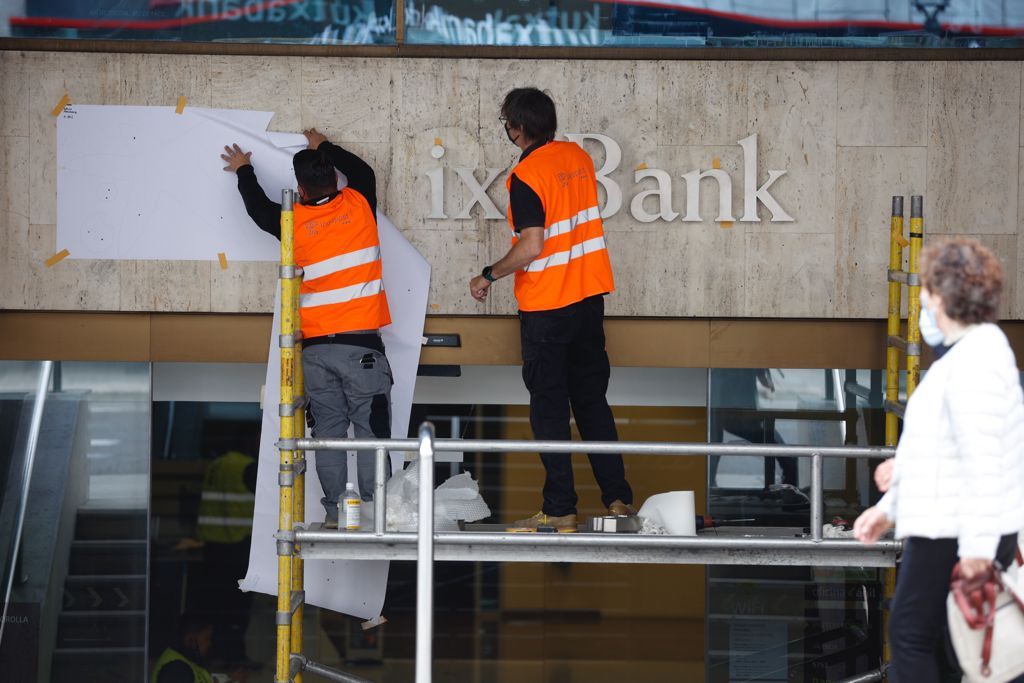 Así se ha puesto el nuevo nombre de CaixaBank en el edificio de Pintor Sorolla