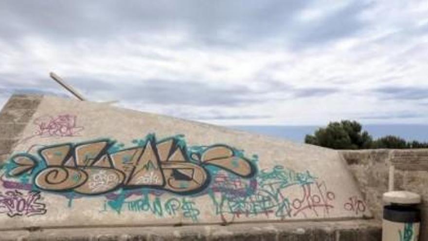 Die besprühte Mauer der Festungsanlage Baluard del Príncep am östlichen Rand der Altstadt von Palma.