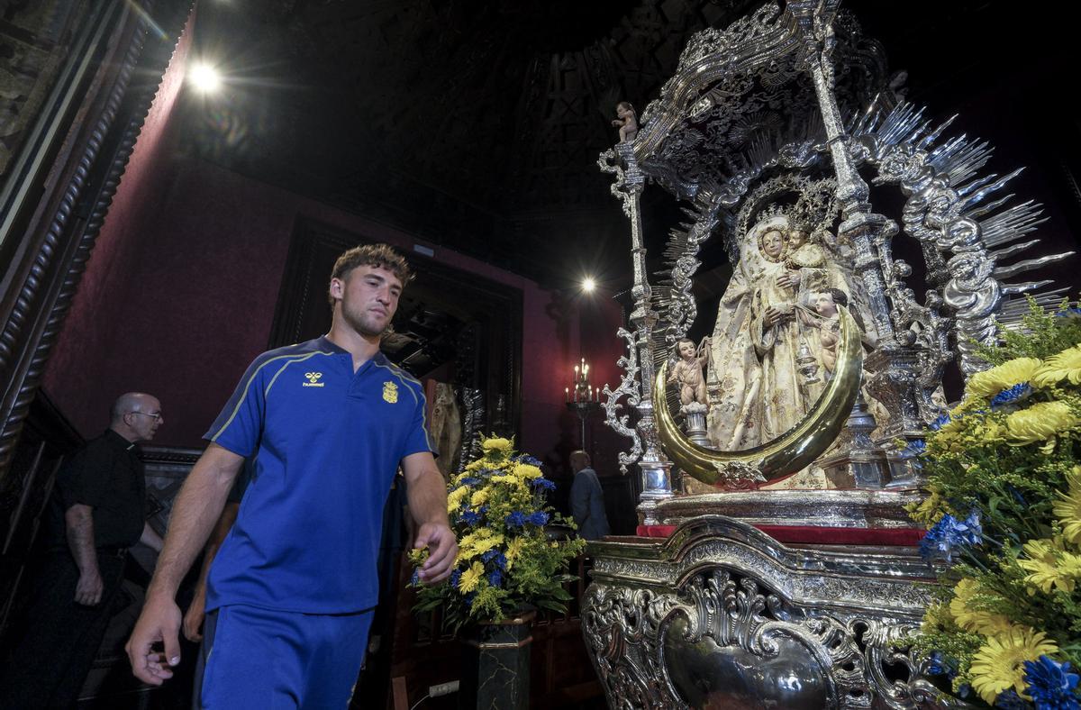 Ofrenda floral de la UD Las Palmas a la Virgen del Pino