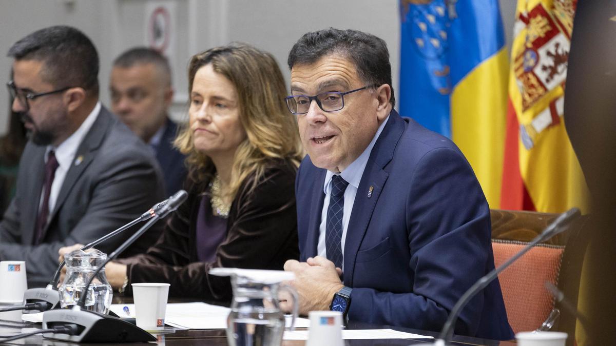 El consejero Manuel Miranda (d), la viceconsejera Elena Zárate y el director general Onán Cruz en el Parlamento.