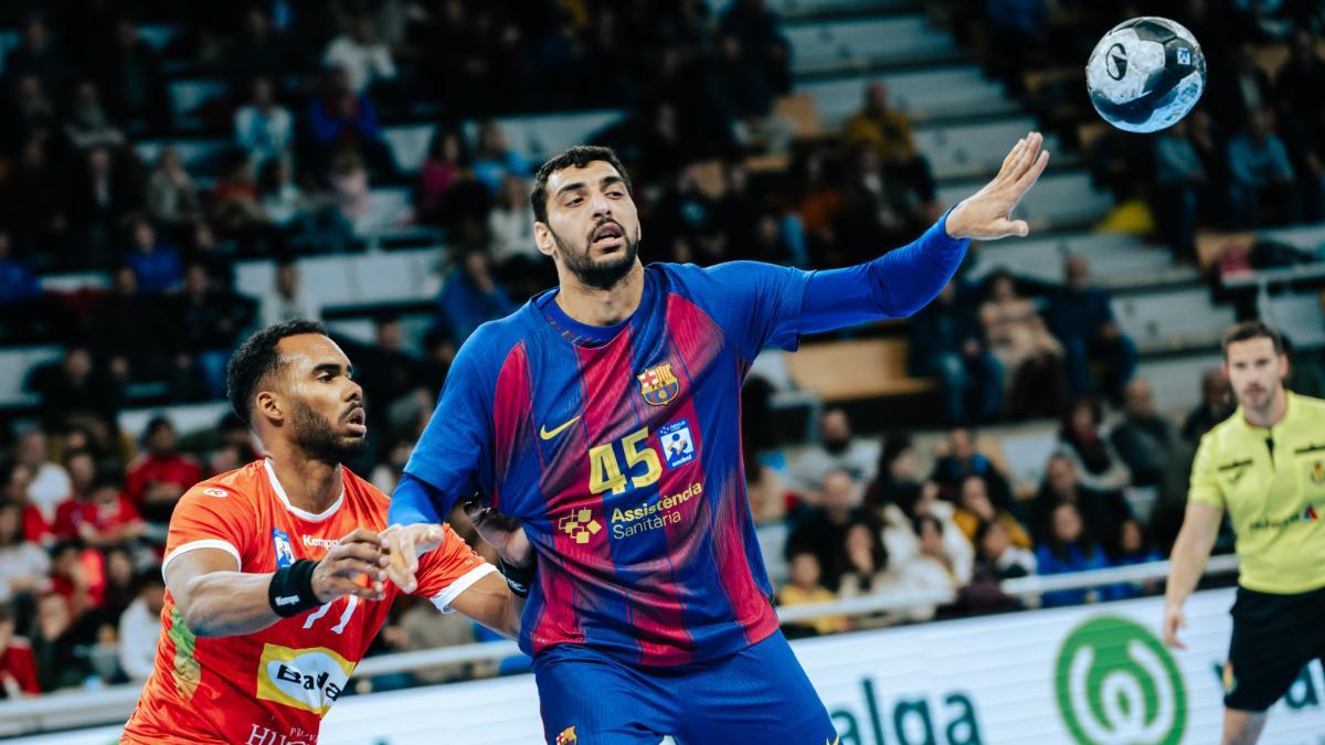 El azulgrana Seif Elderaa, defendido por Frank Cordiés