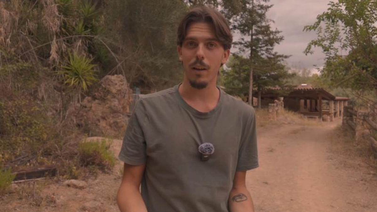 Iker dejó la ciudad para vivir en una finca y ser autosuficiente.