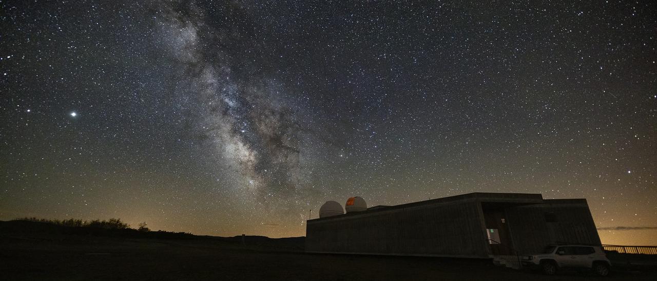 El cielo estrellado desde el exterior del centro astronómico de Trevinca, en A Veiga. // ÓSCAR BLANCO