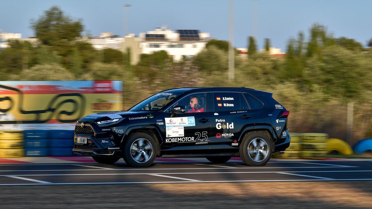El Toyota RAV4 de Santos y Osma durante la competición.