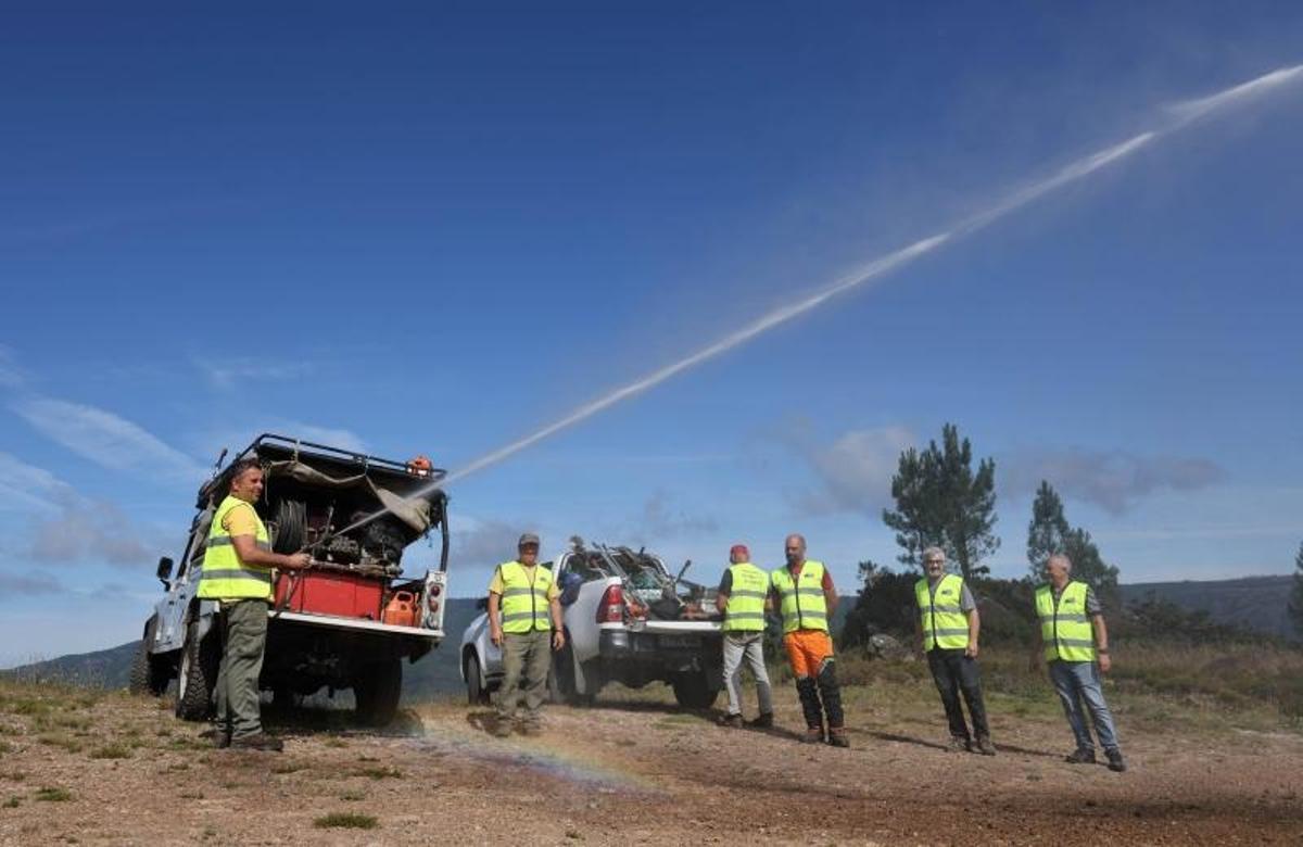 Un grupo de comuneros de montes de O Rosal y Tomiño muestran una motobomba que llevan en la pick up para una primera intervención rápida.
