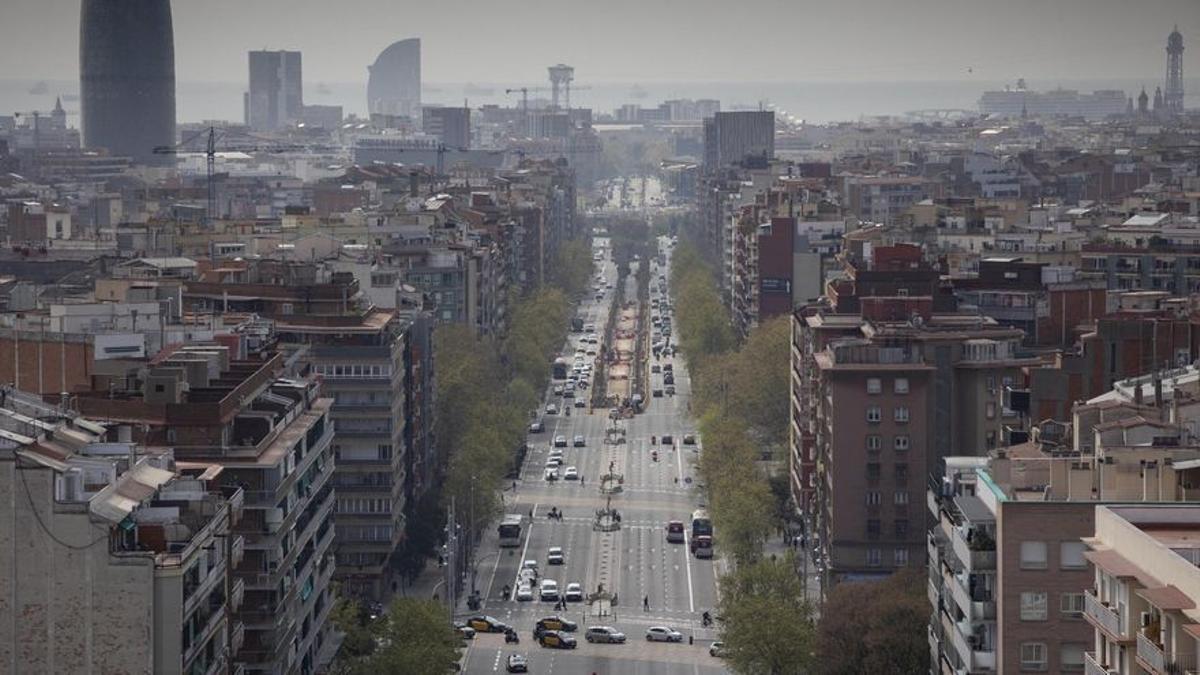 Al fondo, avance de las obra de la Meridiana que pretenden derribar la imagen de autopista urbana de este importante acceso a Barcelona.