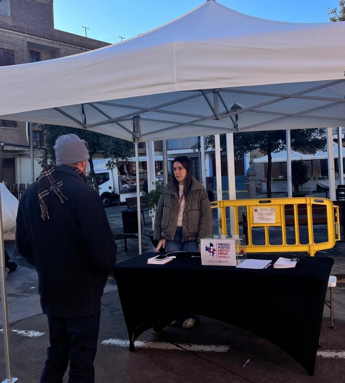 Un vecino lleva su propuesta a la mesa instalada.