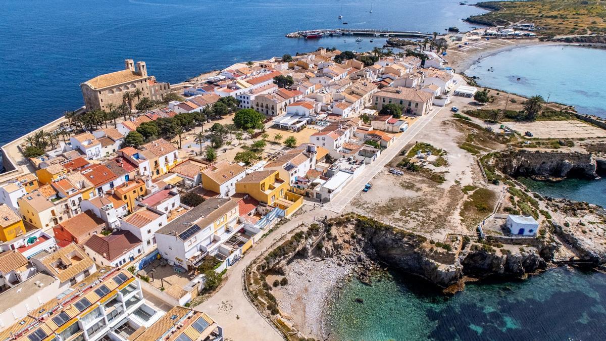 Tabarca, entre la aspiración de ser reserva de la biosfera y la alerta por el colapso turístico