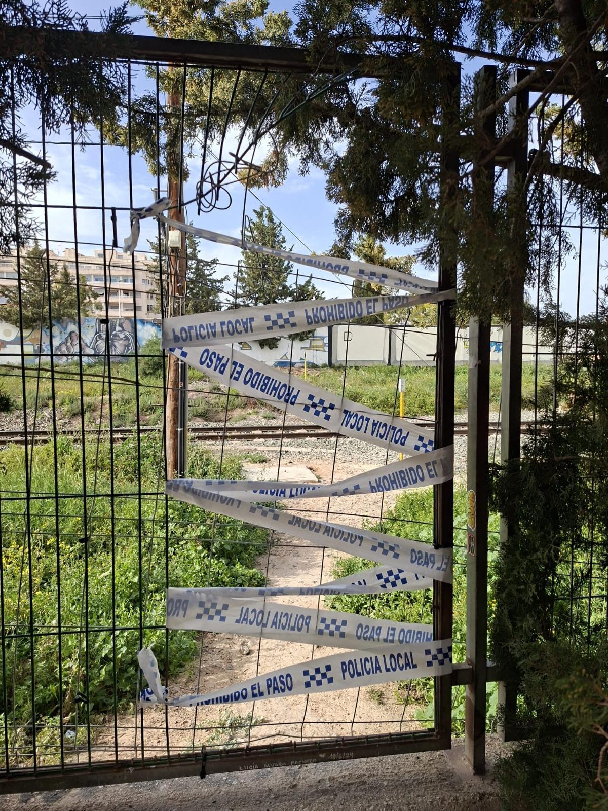 Agujero en el vallado por donde accedieron los menores a las vías del tren en Elche