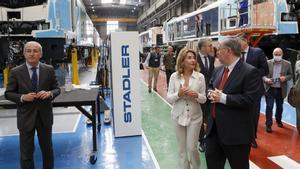 La ministra de Transportes, Raquel Sánchez, ha visitado hoy a la fábrica de Stadler en Valencia. /  JUAN CARLOS CÁRDENAS