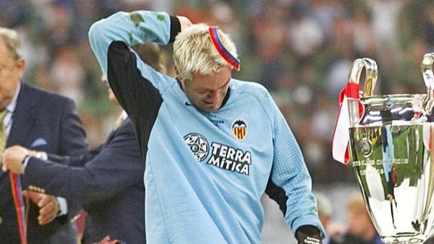 Cañizares, a la hora de recoger la medalla de subcampeón.