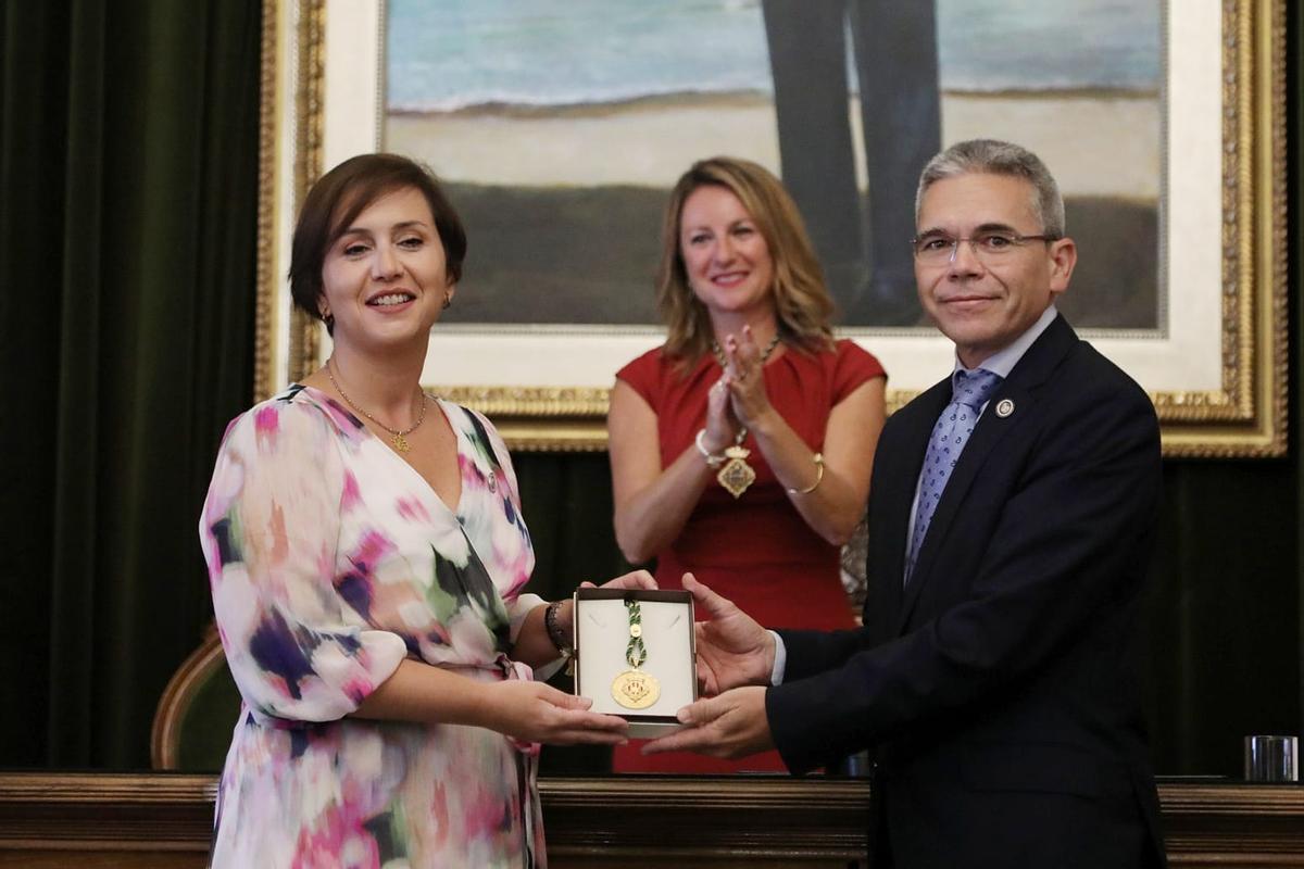 El presidente de la Real Cofradía, Jesús Lumbreras, y la presidenta de las camareras de la Virgen, Lledó Querol, recogen el galardón.