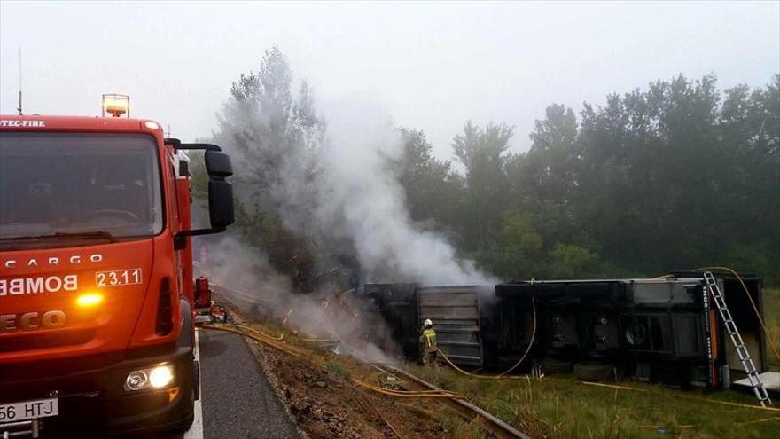 Un chófer muere al salirse de la vía e incendiarse su camión