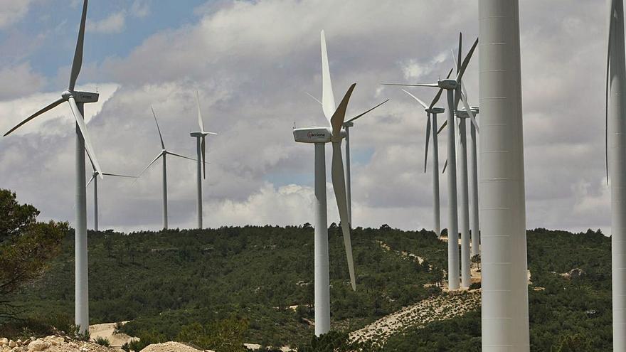 Parque eólico de Enguera con los aerogeneradores a pleno rendimiento. | PERALES IBORRA