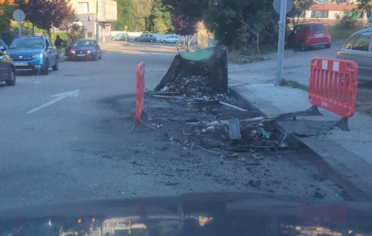 La isla de contenedores quedó calcinada. | // FDV