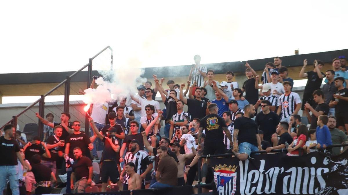 Parte de la afición del Badajoz celebra la victoria ante la Puebla el pasado domingo.