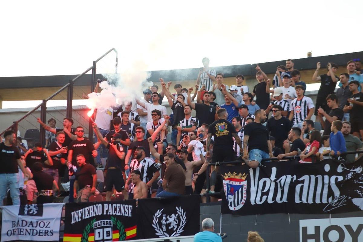Parte de la afición del Badajoz celebra la victoria ante la Puebla el pasado domingo.