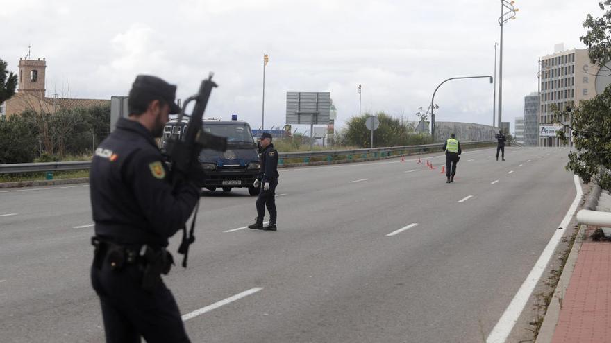 Un agente prepara el arma larga durante un control por el Covid-19 en València.